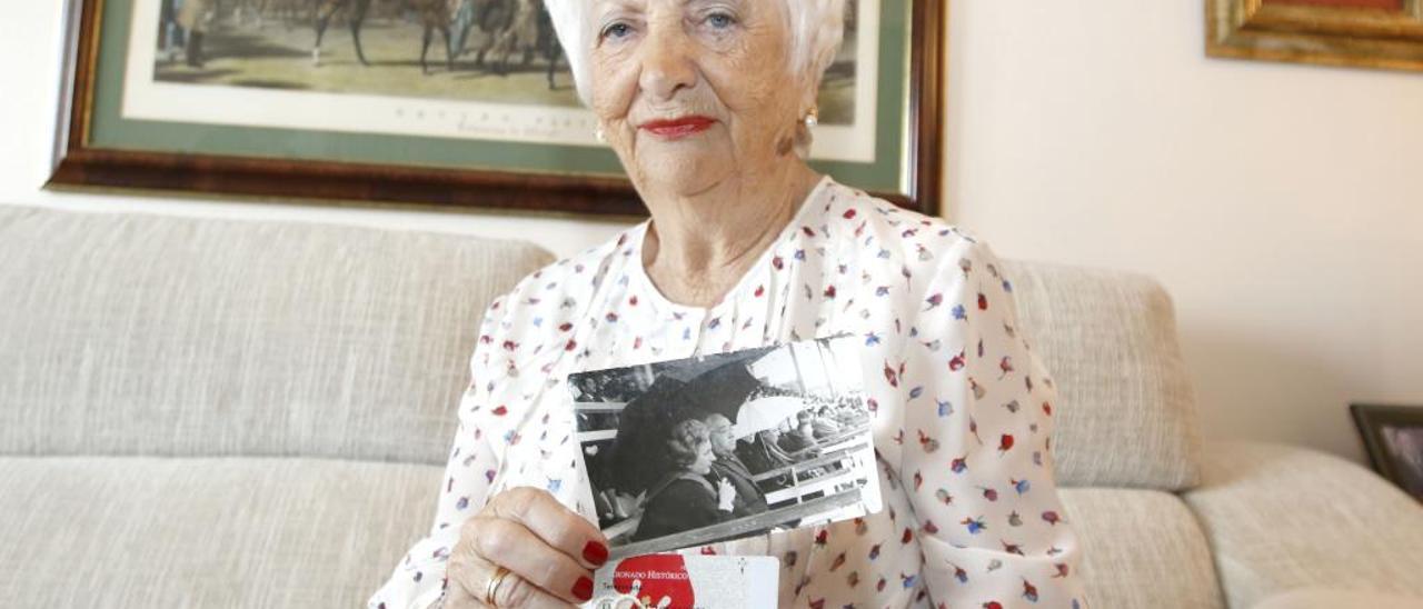 Alicia Barreiro con el carnet número 1 de abonada