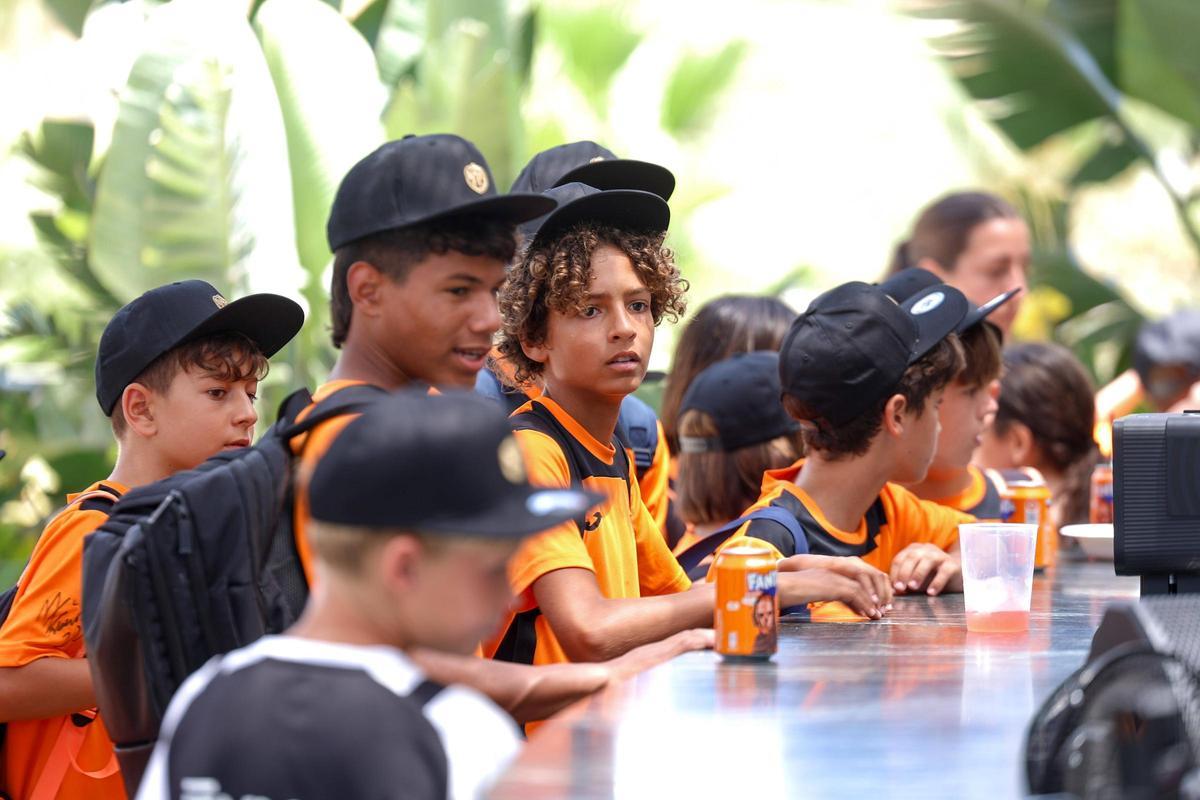 Galería: los niños de la UE Sant Josep y el campus Go Football Academy en el evento de Tomorrowland Store Galería: los niños de la UE Sant Josep y el campus Go Football Academy en el evento de Tomorrowland Store