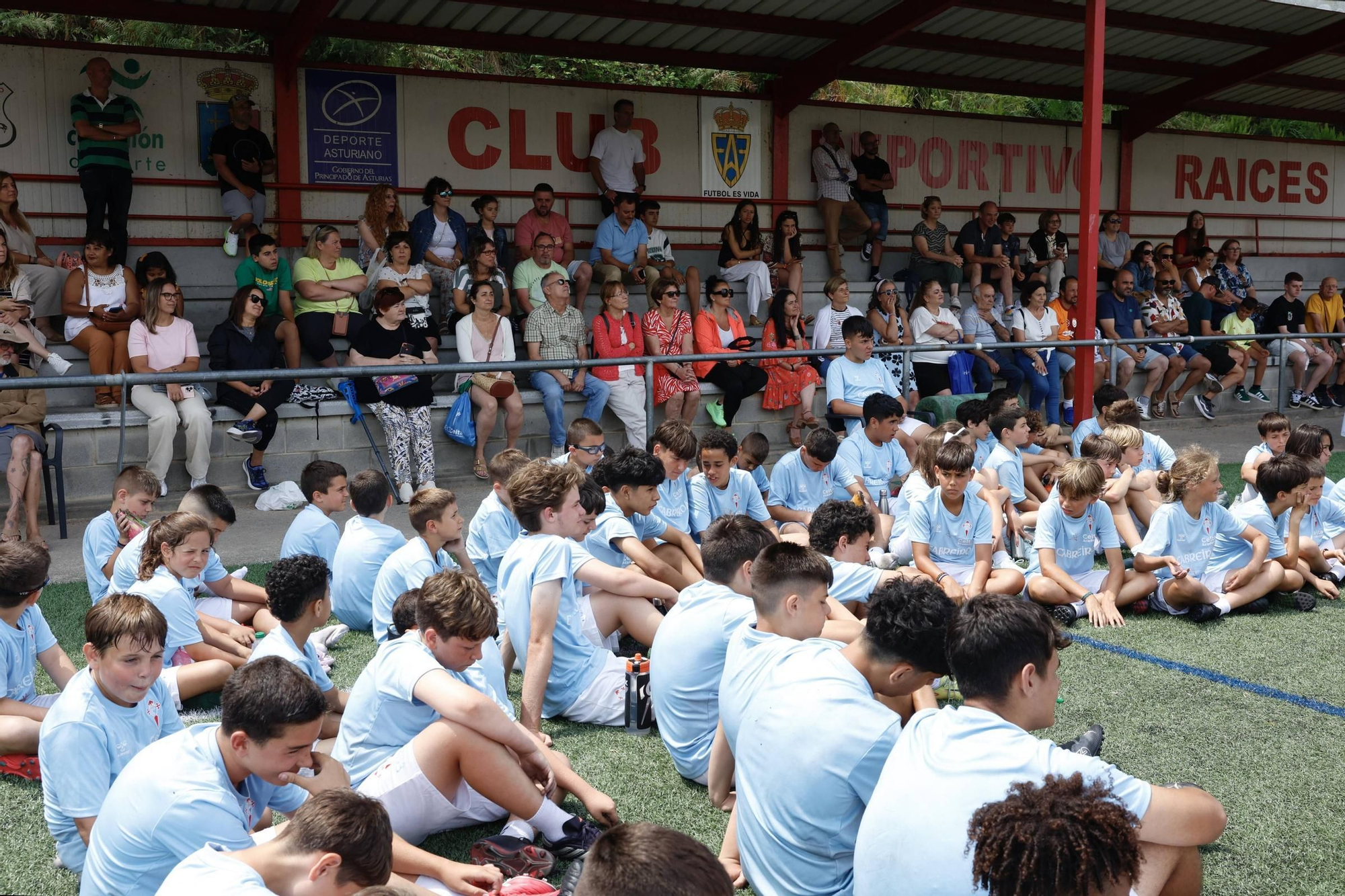 EN IMÁGENES: El campus del Celta de Vigo con los niños del Raíces, en Castrillón