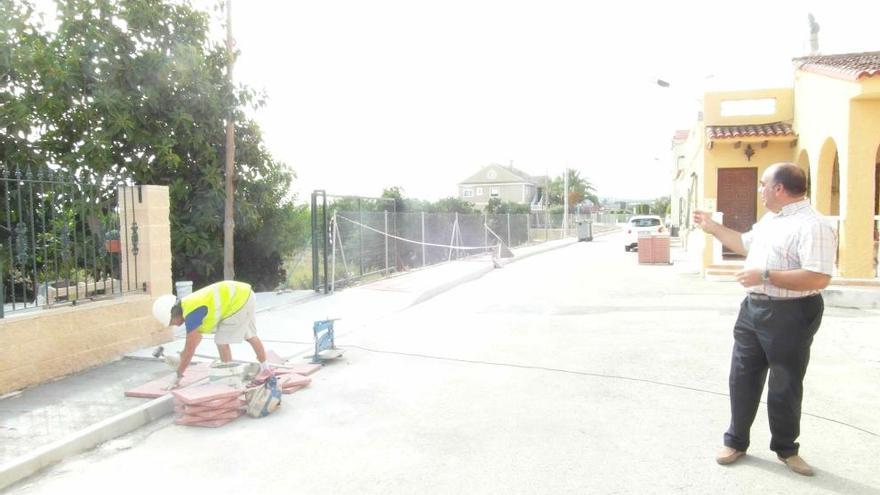 El concejal Víctor Valverde, esta mañana visitando las obras de la pedanía