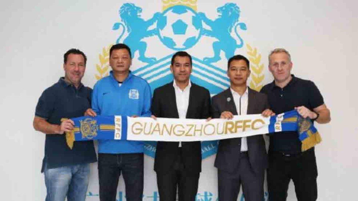 Van Bronckhorst es el nuevo entrenador del Guangzhou chino