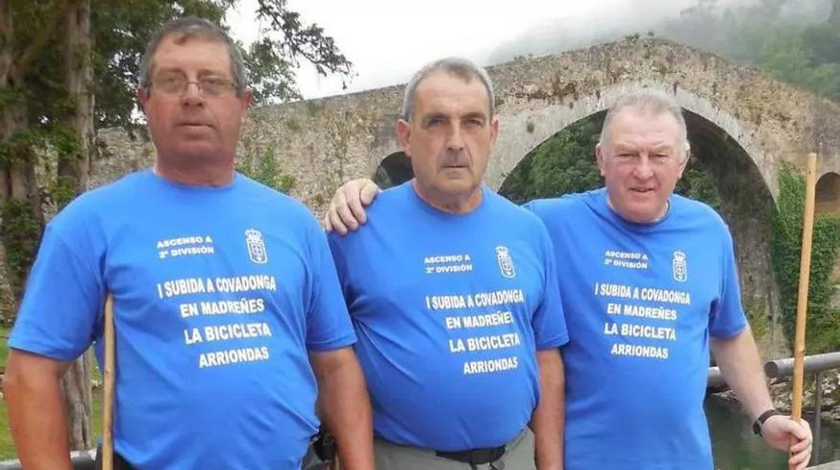 Los tres aficionados hace una década, en el mismo lugar