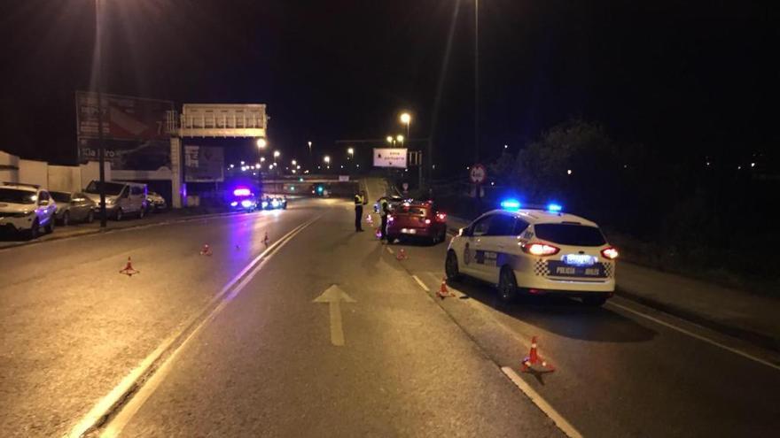 Control policial en uno de los accesos a Avilés, la pasada madrugada.