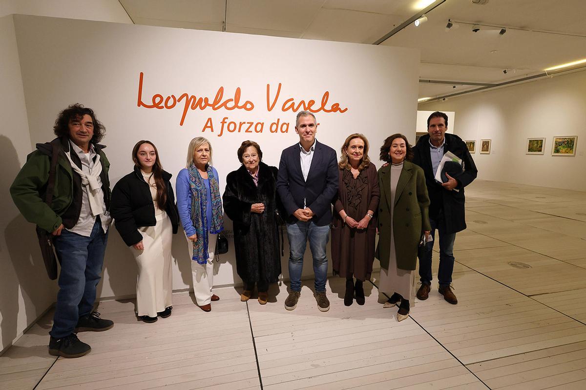 La viuda (4ª i.) y otros familiares de Leopoldo Varela; la comisaria Beatriz San Ildefonso y autoridades, en la inauguración de la muestra