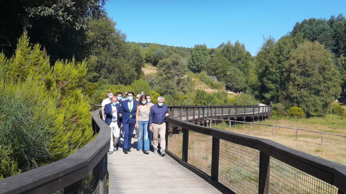 Suárez-Quiñones estrena la nueva pasarela del Centro del Lobo junto a otros representantes políticos