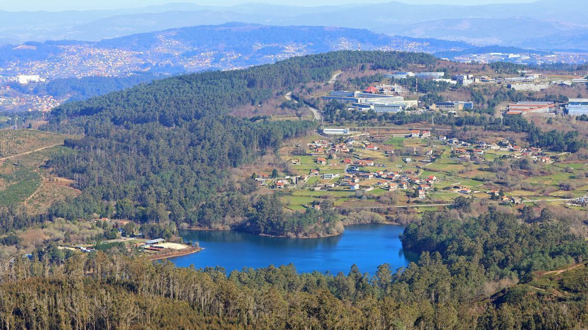 La tregua de calor devuelve a los senderistas al «Everest» de Vigo