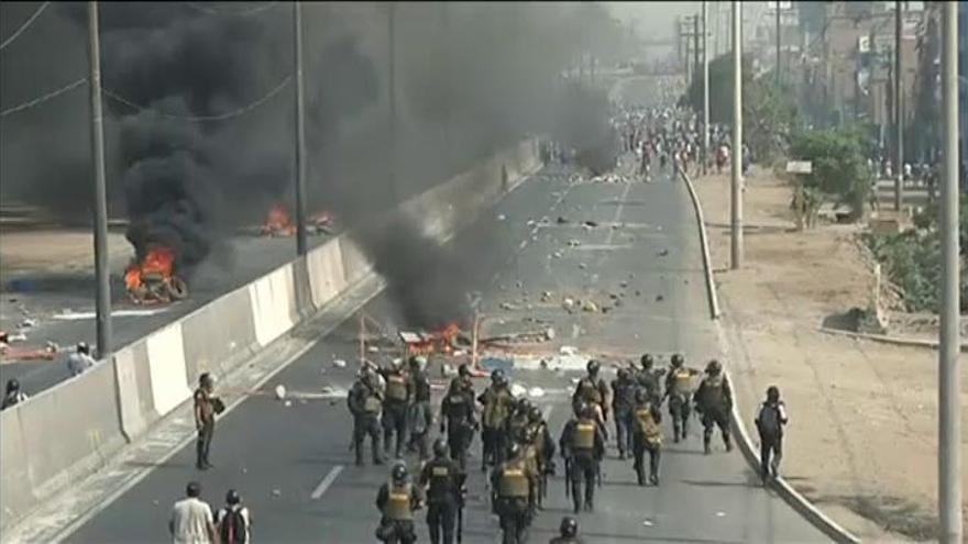 Fuertes enfrentamientos entre policías y manifestantes en Perú