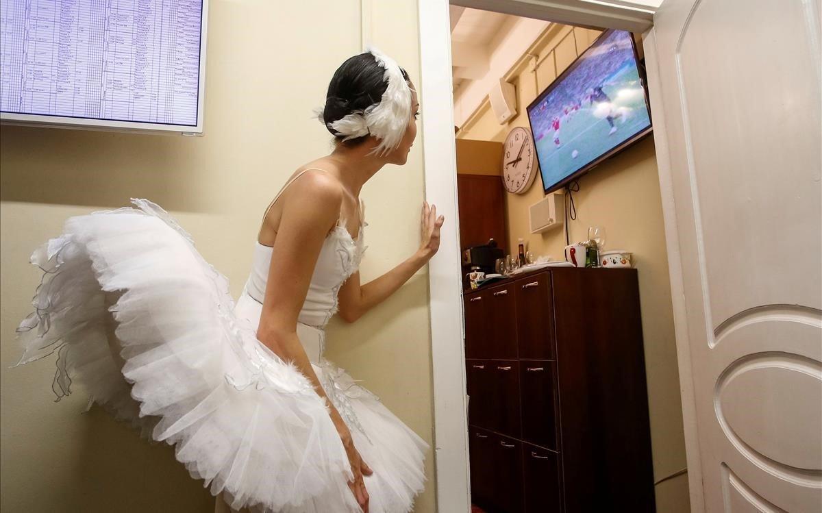 Una bailarina mira el partido entre Rusia y Croacia de los cuartos de final de la Copa del Mundo en el Teatro Mikhailovsky de San Petersburgo, Rusia.