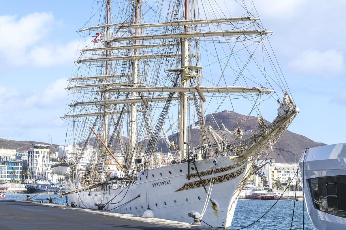 El 'Sortlander', con su característico tallado en el casco, este lunes en el Muelle Sanapú.
