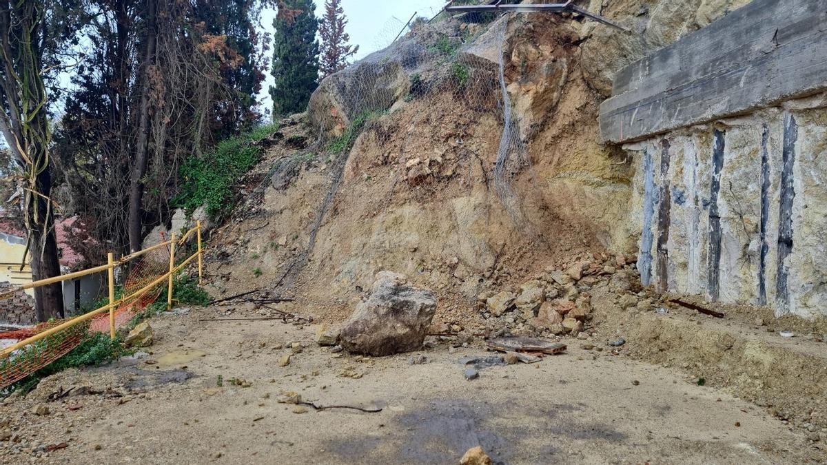 Los vecinos critican el riesgo de desprendimientos del cerro, unas antiguas canteras.