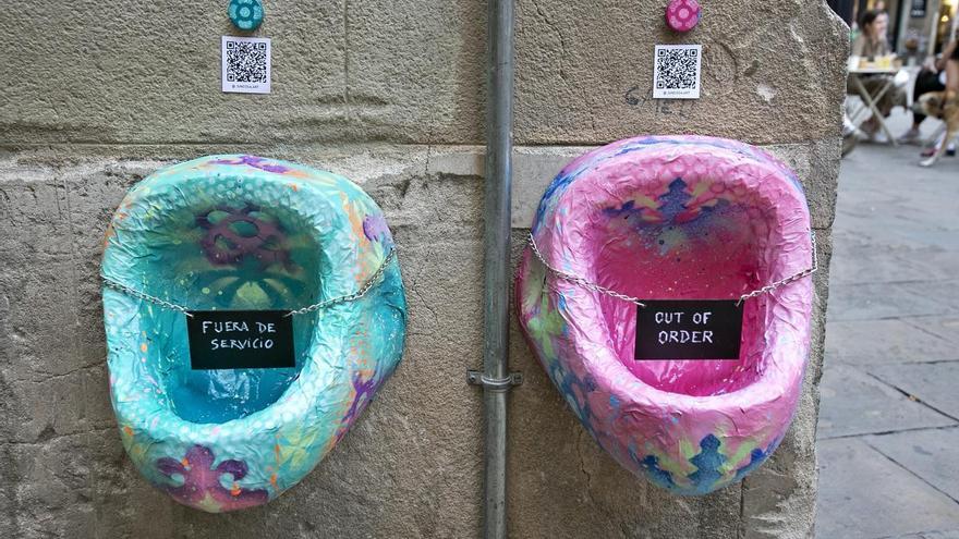 Barcelona amanece llena de urinarios activistas