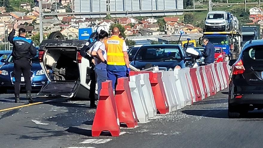 Colapso en la VG-20 tras el vuelco de un coche