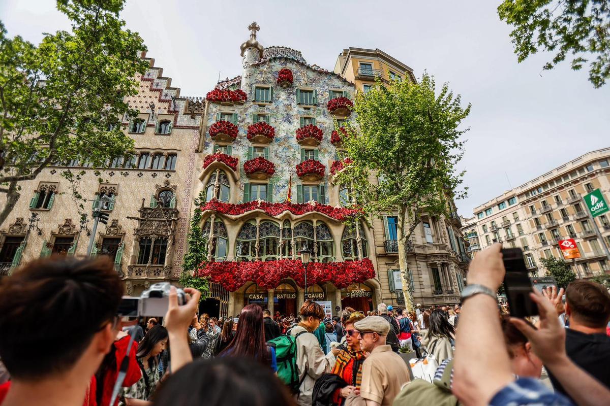 La Casa Batlló, decorada con rosas, para celebrar Sant Jordi