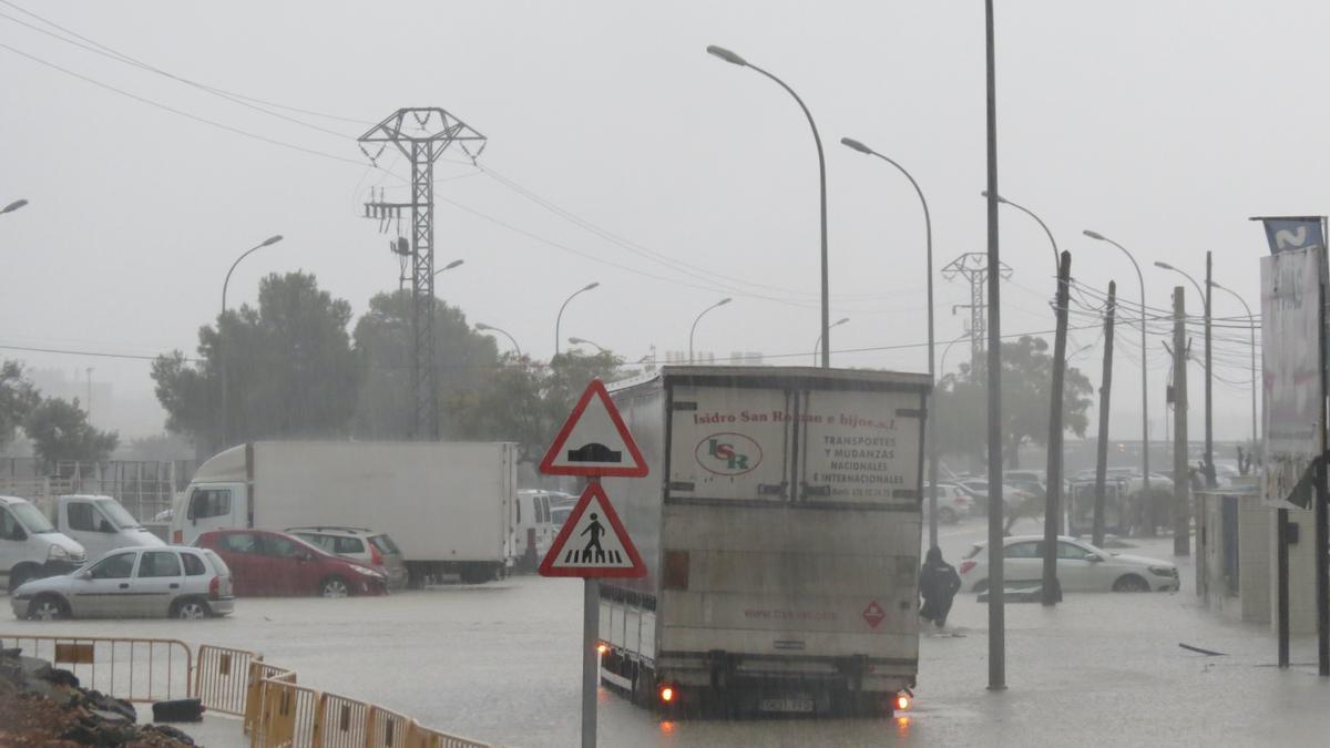 Inundación en la calle Ciudad de Barcelona de Paterna.