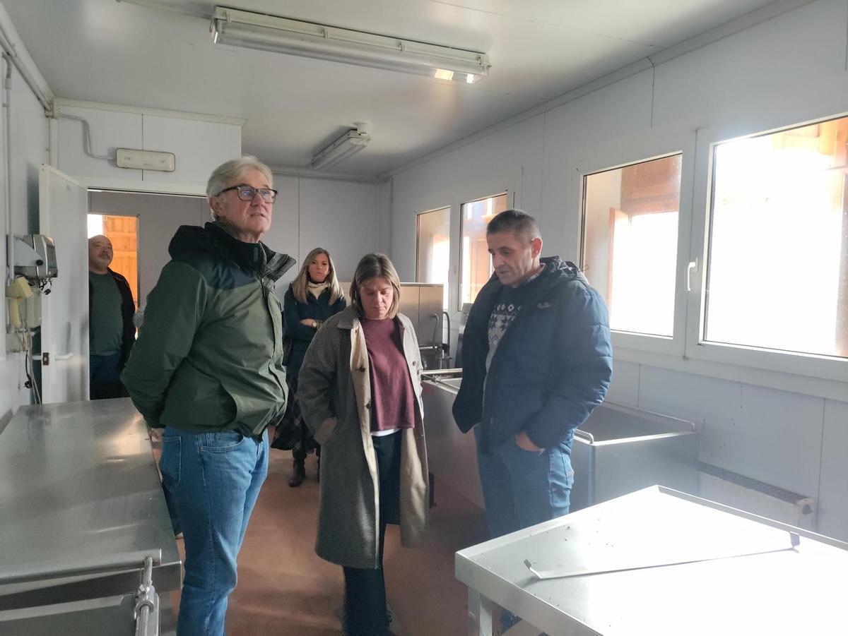 Visita de Gimena Llamedo a las instalaciones donde se ubicará la futura ganadería de Carbes.