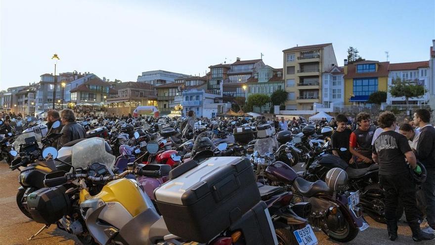 La Ruta Motera Nocturna «Lluvia de Estrellas» fulmina todas las previsiones y reúne a cientos de motocicletas en Gozón