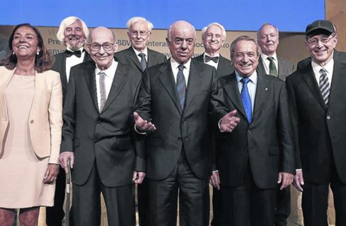 Marvin Minsky, segon per l’esquerra, amb el president del BBVA, Francisco González. Marvin Minsky, segon per l’esquerra, amb el president del BBVA, Francisco González.