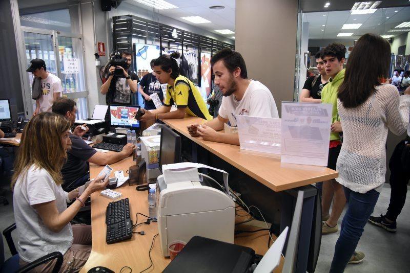 Largas colas para adquirir entradas para el playoff