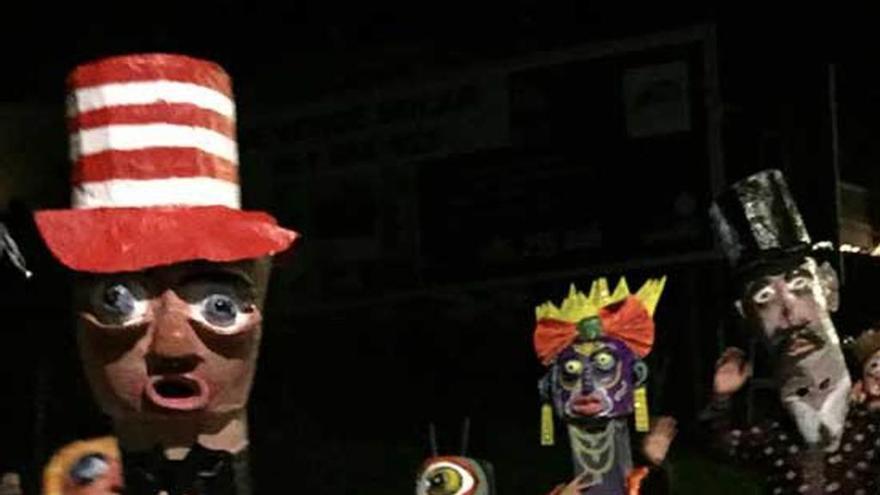 Los cabezudos en el desfile de Carnaval de Lastres.