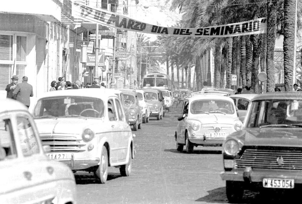 Tráfico en la avenida Juan Bautista Lafora en la Semana Santa de 1967