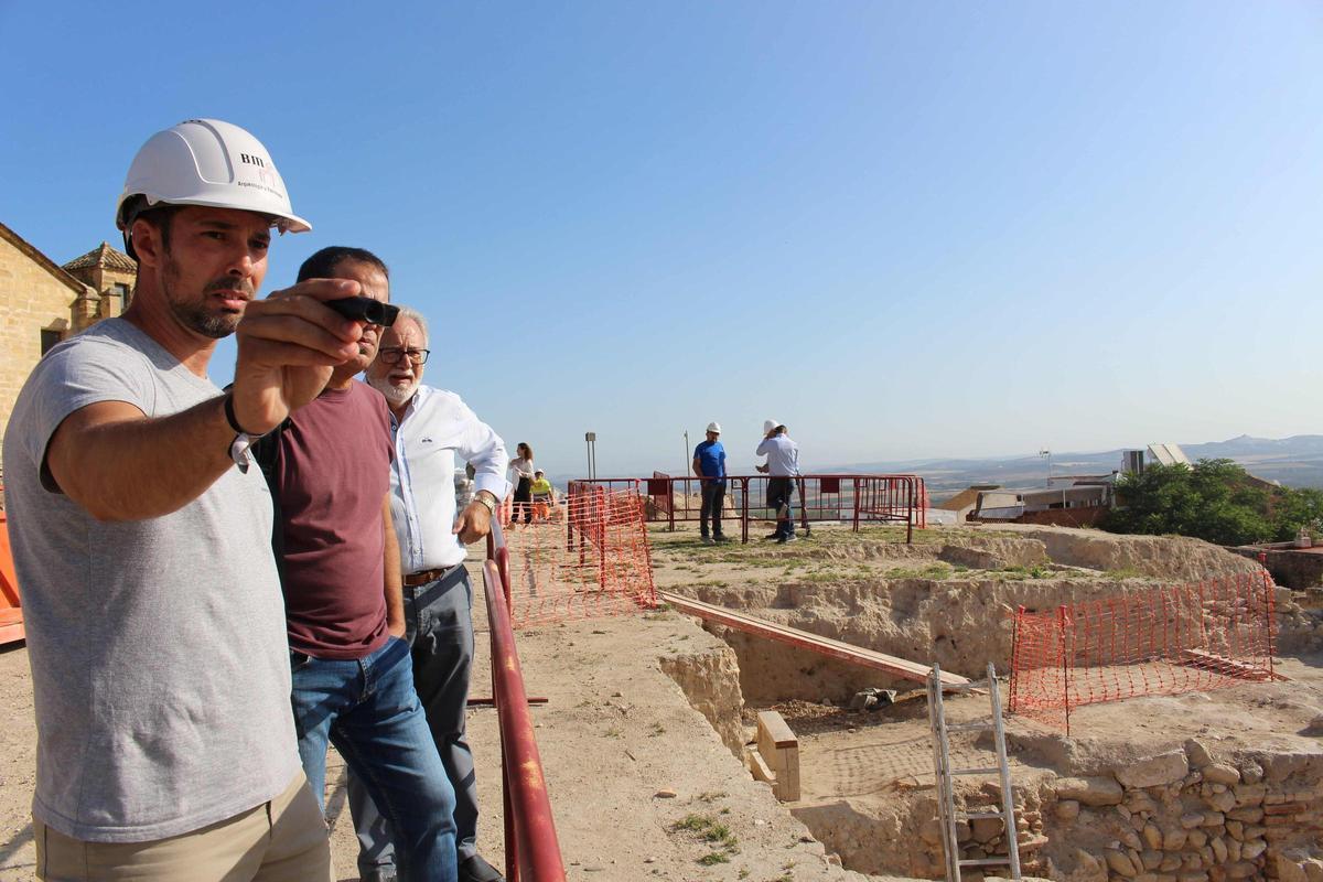 Trabajadores durante unas obras en el Castillo de Montilla ejecutadas en 2023.