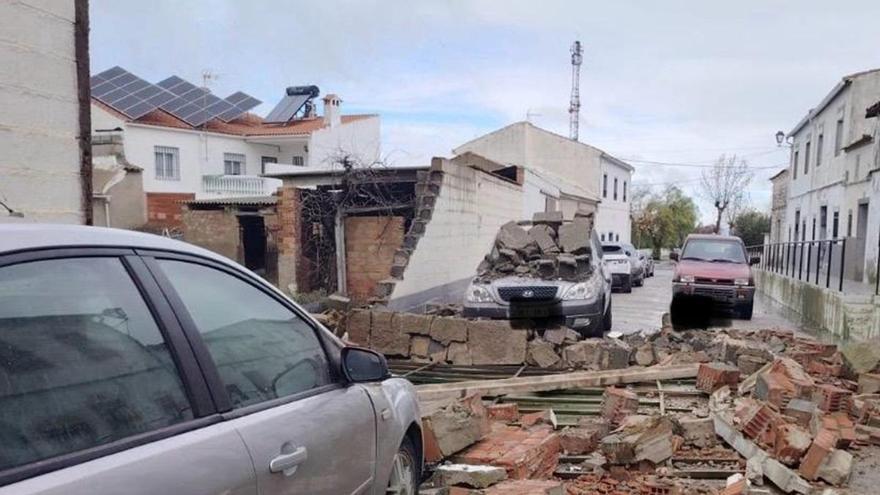 El derrumbe de un muro por el viento aplasta un coche en Villaralto y obliga a cortar la calle Sor Braulia