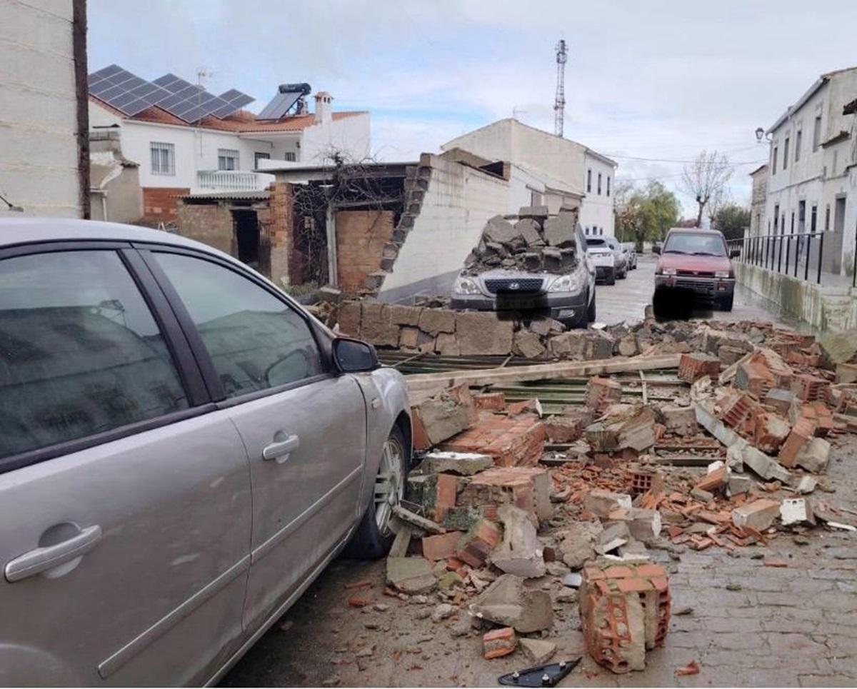 Imagen distribuida por Protección Civil del muro derribado por el viento en Villaralto.