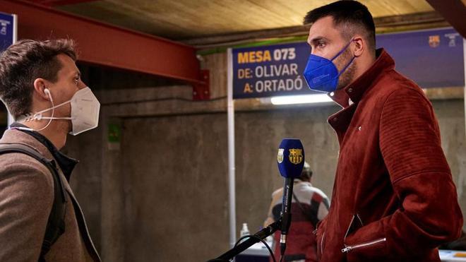 Pierre Oriola, jugador del equipo de basket, pasó por el Camp Nou