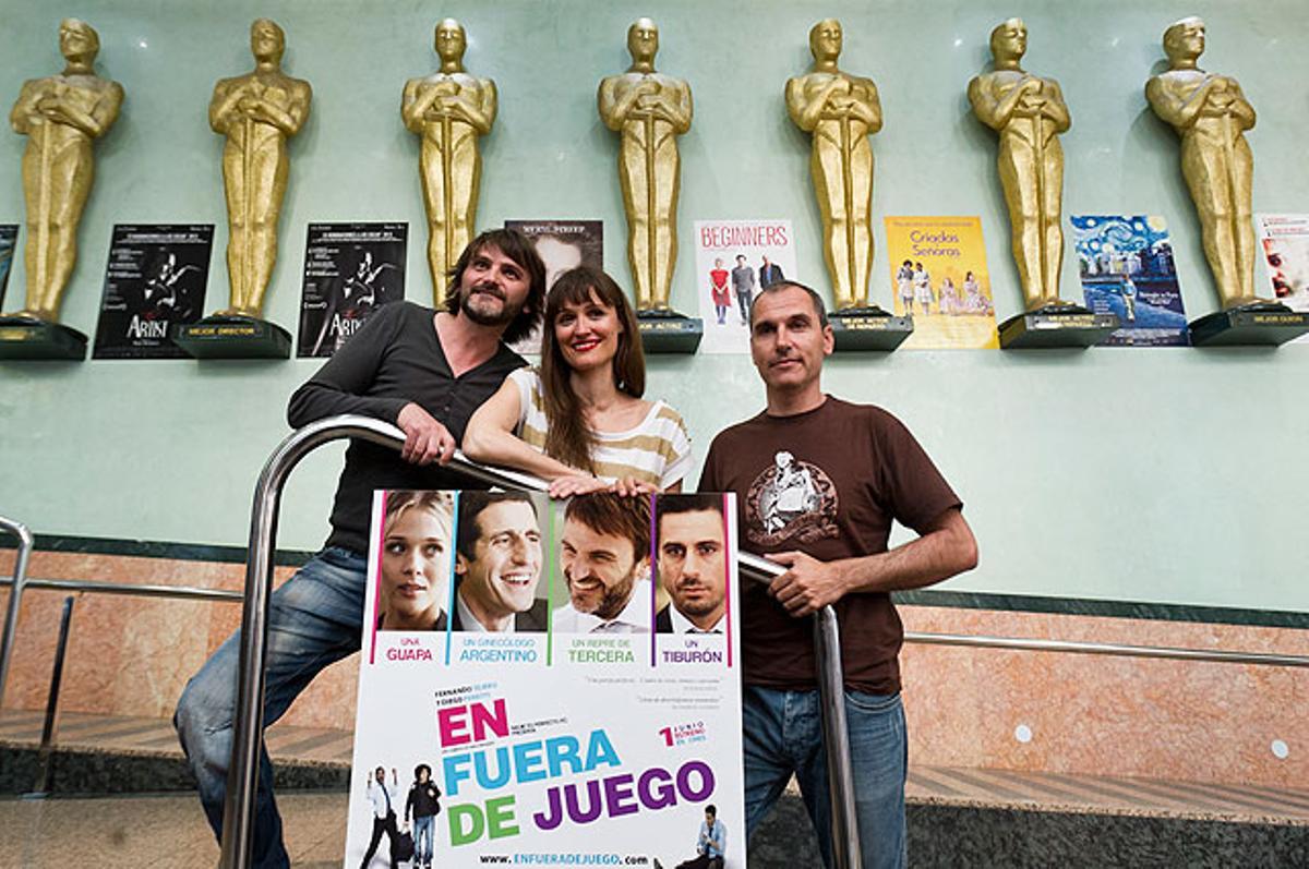 El realitzador David Marqués (dreta) i els actors Fernando Tejero i Laura Pamplona, durant la presentació de la pel·lícula ’En fuera de juego’.