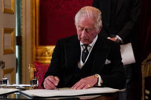 El rey Carlos III de Inglaterra durante la firma de su proclamación como soberano de la monarquía británica