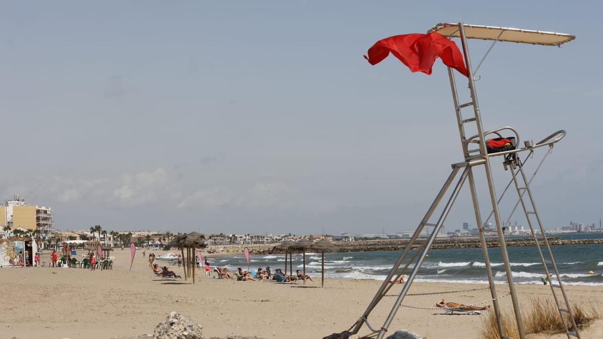 Cierran las playas de El Puig, Pobla de Farnals y Puçol por una mancha marrón