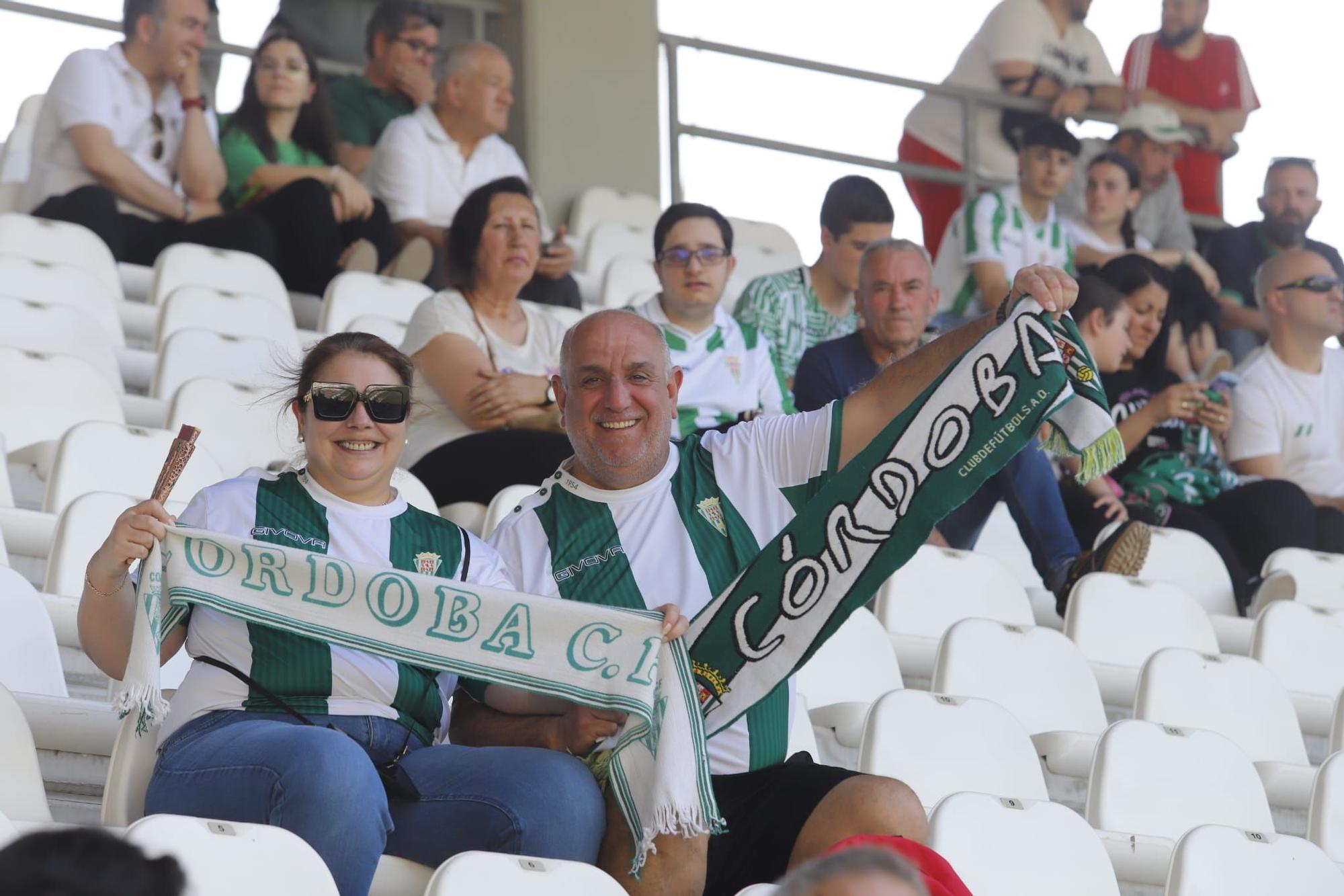 Córdoba CF-Alcoyano: las imágenes de la afición blanquiverde en El Arcángel