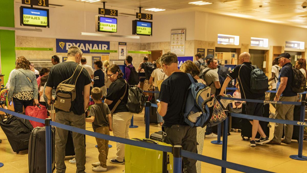 Passatgers facturant maletes a l&#039;aeroport de Girona.