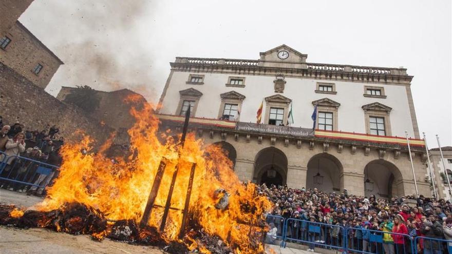 La quema del pelele abre tres días de fiesta carnavalera en Cáceres