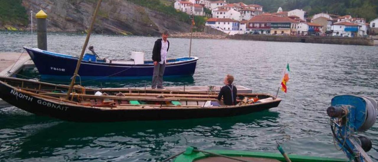 Dos de los marineros irlandeses, ayer, en Tazones, en el barco.