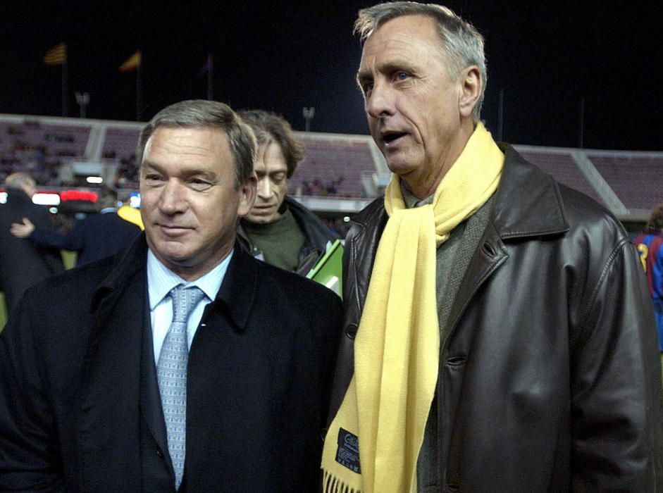 El ex futbolista y ex entrenador holandés Johan Cruyff ha fallecido a los 68 años. Ganó tres veces el Balón de Oro en los 70 y jugó en el Ajax, Barcelona y Levante, entre otro