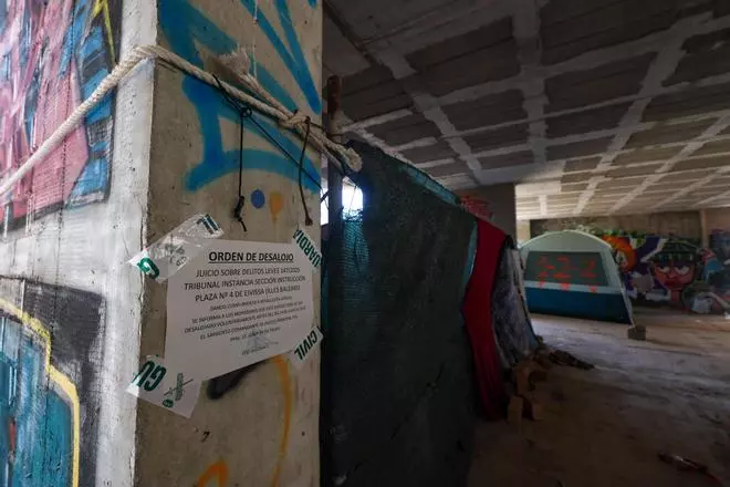 Galería: carteles de aviso de desahucio en un hotel abandonado de Cala de Bou