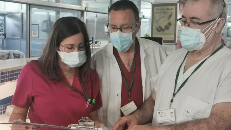 Saniatrios del hospital consultan unos datos médicos.