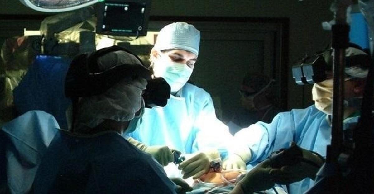 Una intervención quirúrgica de trasplante de órganos.