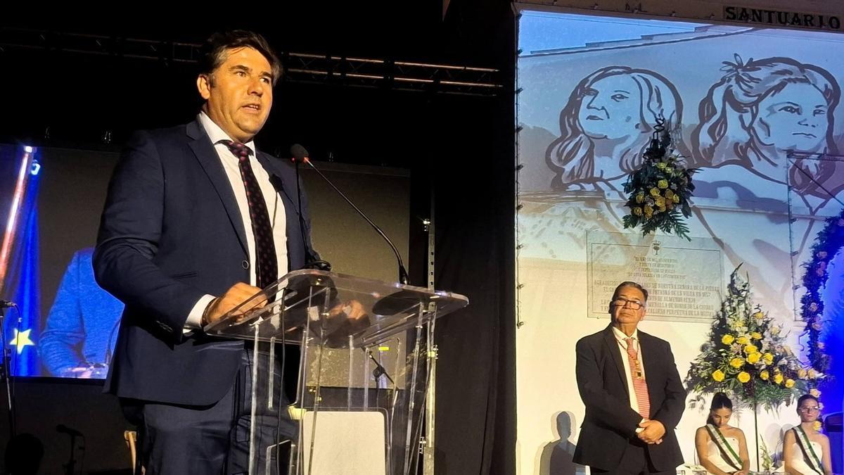 Eduardo Jiménez, alcalde de Entrín Bajo, durante su discurso en el Acto Central de las fiestas de la Piedad.