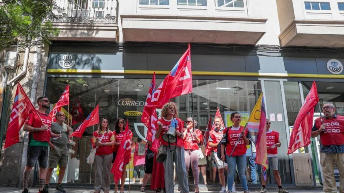 Un momento de la concentración de protesta de Correos.