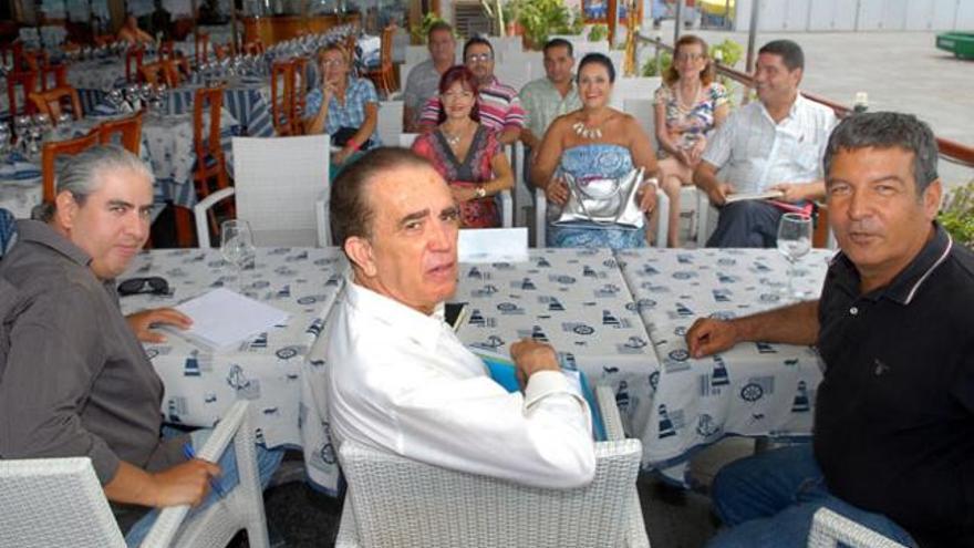 Momento de la cita de ayer con Félix Hernández, Paco Peña y Trujillo. | santi blanco