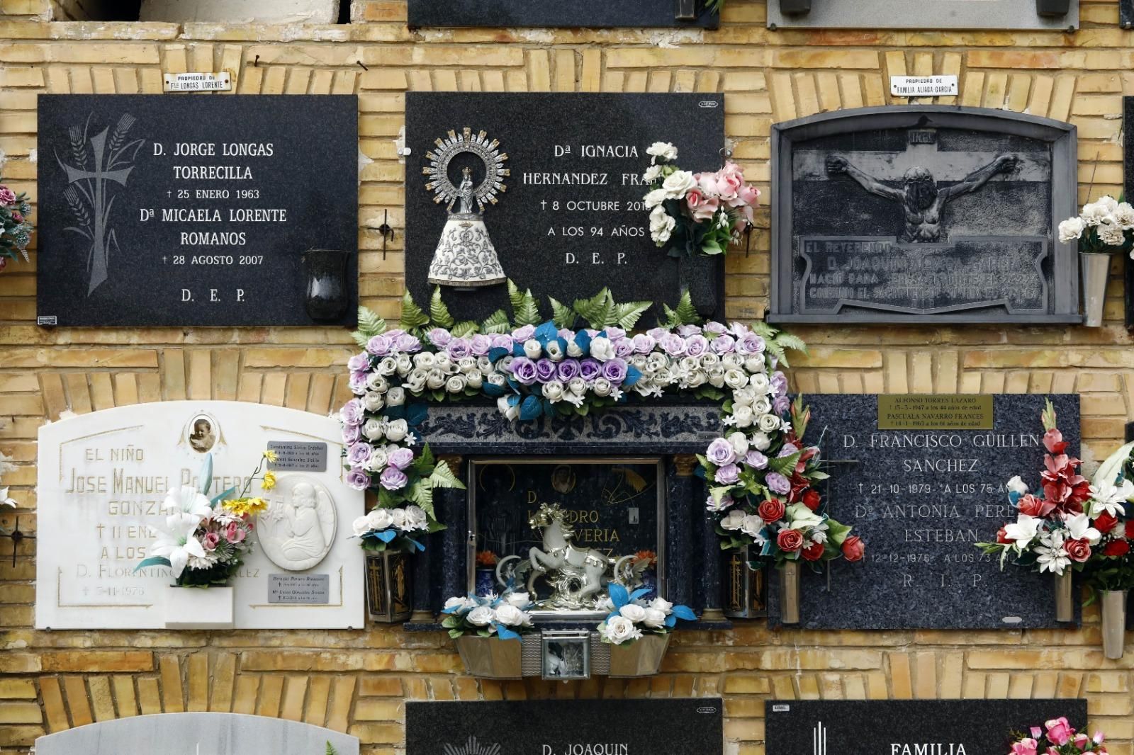 En imágenes | El cementerio de Zaragoza, un museo al aire libre que se engalana para el Día de Todos los Santos