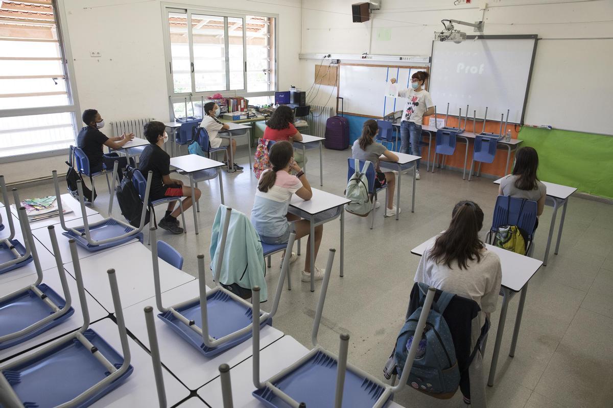 Barcelona 15/06/2020 Coronavirus Covid-19 alumnos de sexto de primaria del Institut Escola Antaviana en el barri de Roquetes van a clase siguiendo los protocolos de seguridad FOTO de FERRAN NADEU