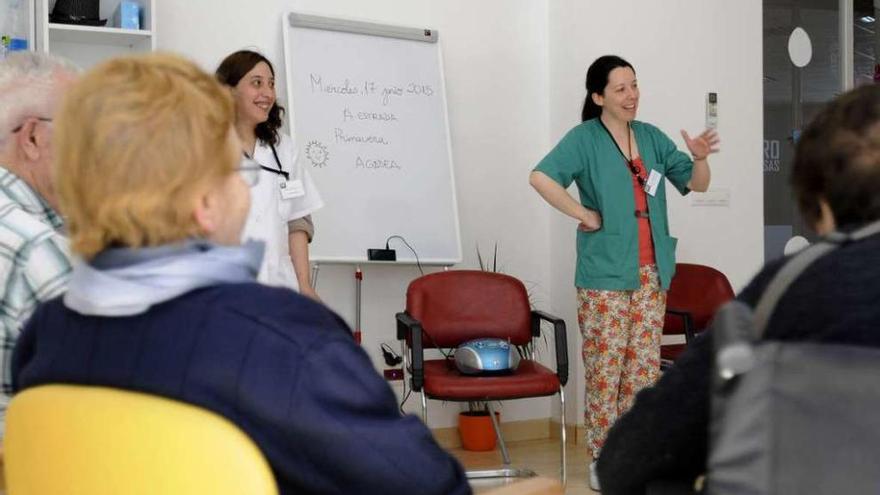 Una actividad del centro de atención a personas con alzhéimer, que gestiona Agadea. // Bernabé / Javier Lalín