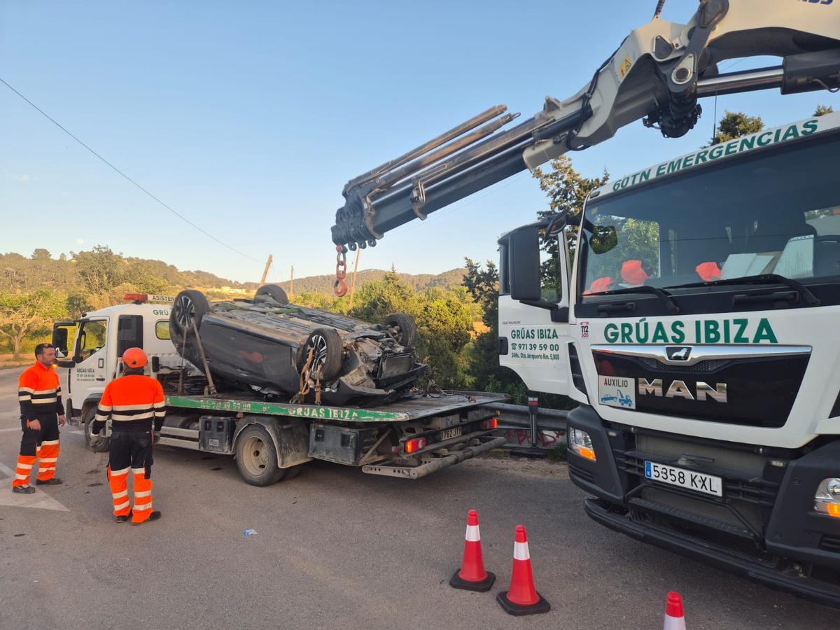 Un coche se sale de la vía en la carretera de Comte en Ibiza