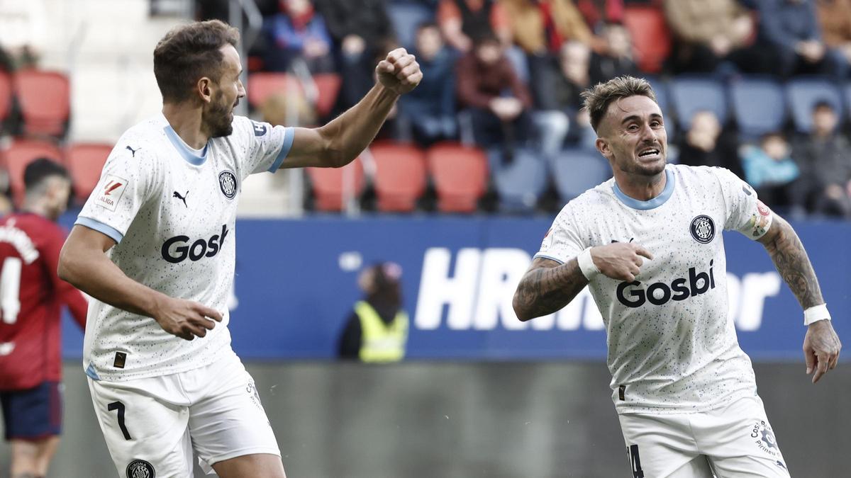 Stuani mira a Aleix Garcia celebrar el gol que acaba de marcar en El Sadar durante el Osasuna-Girona.