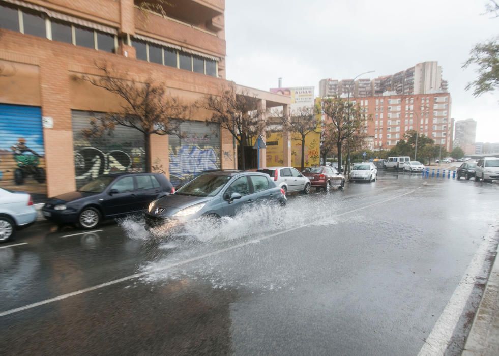 La lluvia caída dificultó la circulación durante toda la mañana.