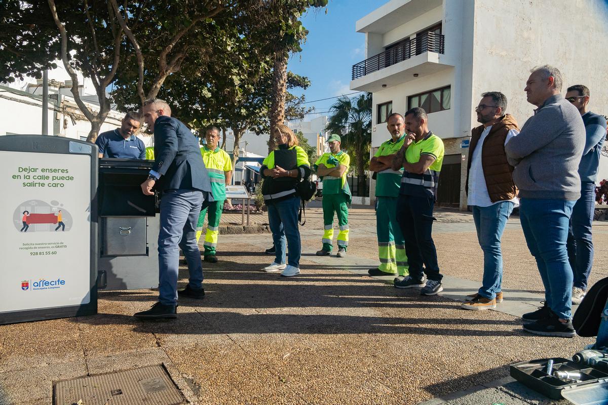 Papelera compactadora situada en la avenida del Charco de San Ginés, en Arrecife