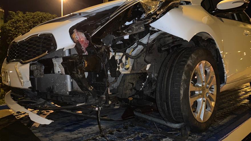 Un jabalí de 100 kilos deja un coche siniestro total en la AP-7 en Vinaròs